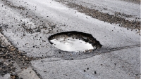 Buche in strada, come chiedere il risarcimento al Comune