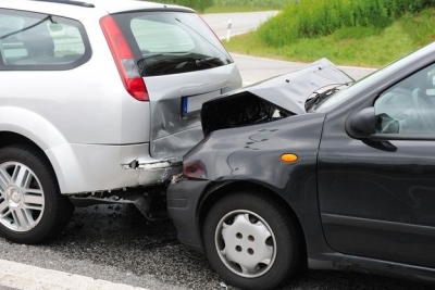 Tamponamento a catena e auto in sosta e parcheggiate